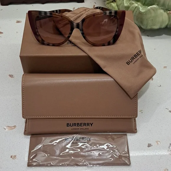 NWT Burberry Sunglasses - Picture 7 of 11